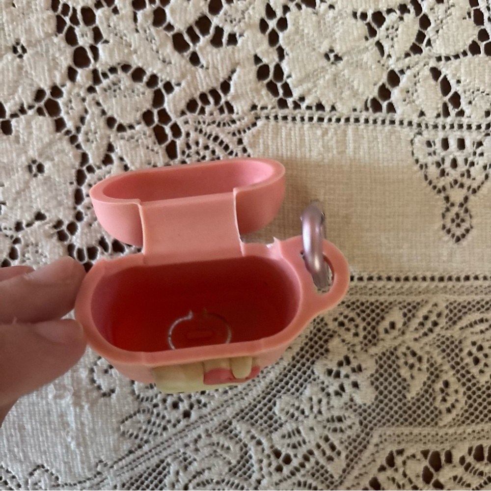 hello kitty airpod case - Picture 2 of 3